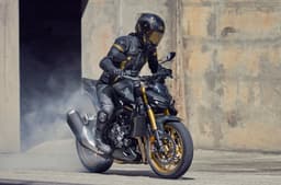 Honda CB1000 Hornet SP rolling burnout in city